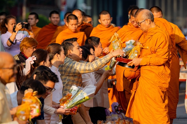 งานทำบุญและตักบาตรเนื่องในวันขึ้นปีใหม่มหาวิทยาลัยศรีนครินทรวิโรฒ